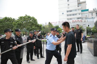 应城市人民医院举行突发事件应急演练