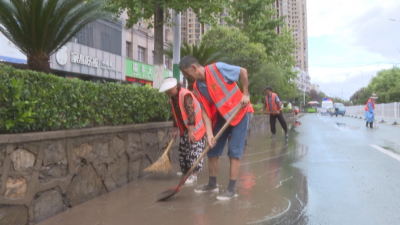 暴雨突袭  市城管局雨后保畅通