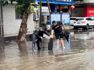 暴雨来袭    应城城中街道紧急排渍护平安