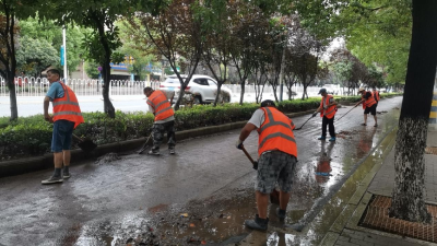 雨后洁城不停歇   清淤保畅换新颜