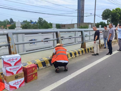 应城市公路局负责人慰问高温作业一线职工