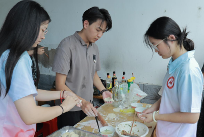 应城市天鹅镇：入伏巧手包饺子    师生共聚享温情