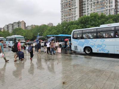 应城紧急调度运力   转运483名滞留旅客平安回家