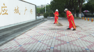 高温下的坚守 环卫人用汗水擦亮城市面容