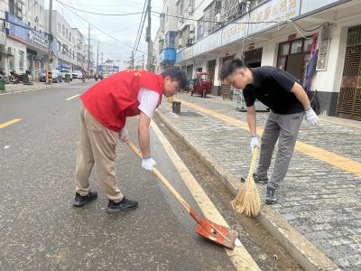 应城杨岭镇青年干部踊跃参加志愿保洁公益活动