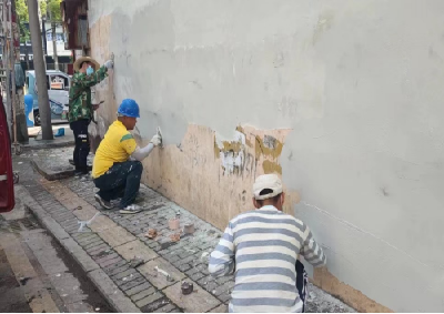 应城市城中街道：清理小广告 美化大环境