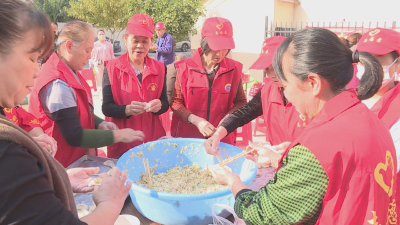 包饺子 送物资 应城市长江埠街道志愿者陪同永乐街社区老人过重阳节