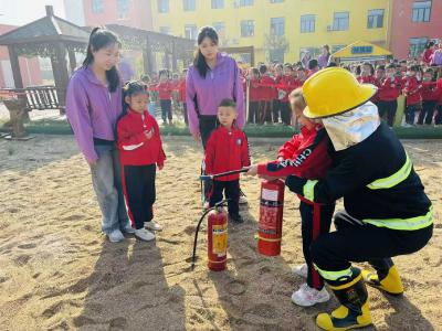 应城市实验幼儿园（西城区园）萌童争当“消防小勇士”