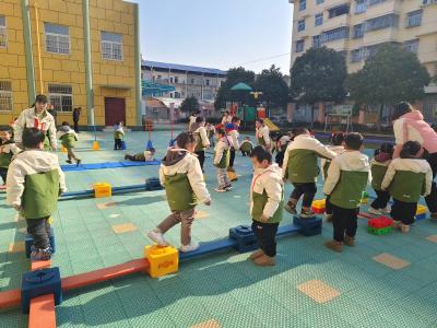 应城市杨河镇中心幼儿园孩子乐享户外时光