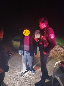 应城市义和镇：老人寒夜迷路，民辅警暖心送回