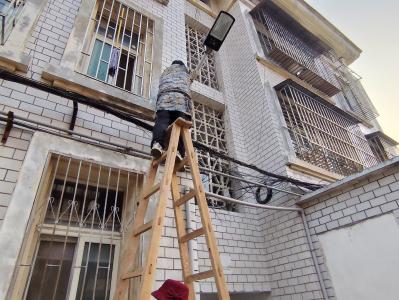 路灯亮了 人心暖了