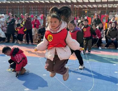 应城市实验幼儿园(三园) 迎新年：元气满满    “绳” 采飞扬