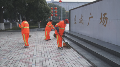 《新春走基层》致敬春节期间坚守岗位的环卫工人