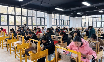 恩施“花铺盖”被迪奥公司相中，现场签订采购合同！