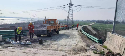 应城市陈河镇修复杨湾高架桥畅通群众出行路