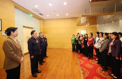 王忠林李殿勋与湖北代表团女代表共庆“三八”妇女节 向妇女同胞致以节日祝贺和美好祝福