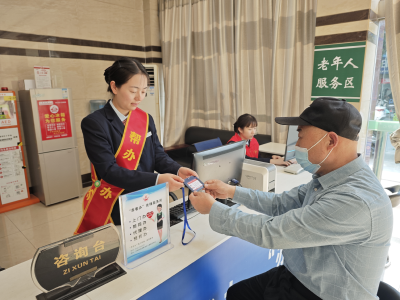 应城市政务服务中心“孝爱老人” 温暖办事服务路