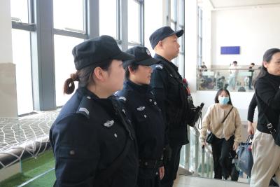应城公安全力护航清明节  确保旅客平安出行
