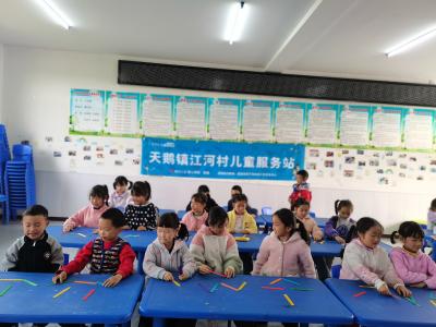 应城栀子花社工引领儿童玩转冰棒棍 让趣味满格