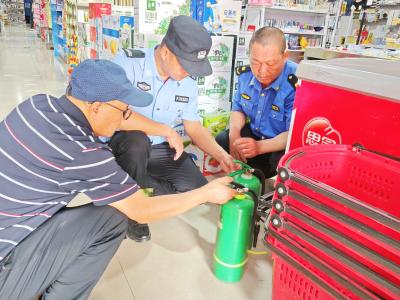 应城市杨河镇护航群众平安过节