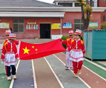 应城市黄滩镇中心幼儿园升旗仪式点亮“萌童”爱国心