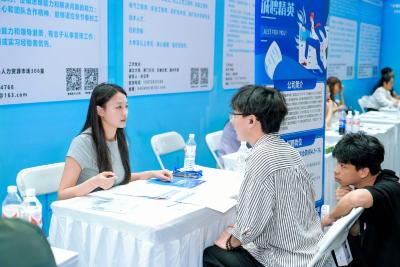 应城市人社局组织7家企业赴武汉轻工大学引才