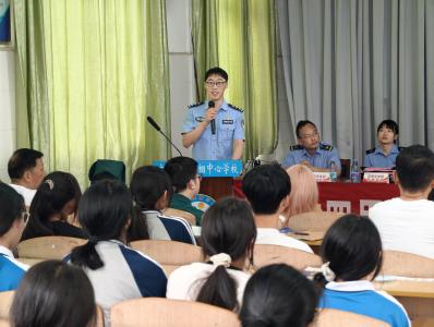 襄阳铁路公安处应城站派出所联合多家单位开展法制安全宣传