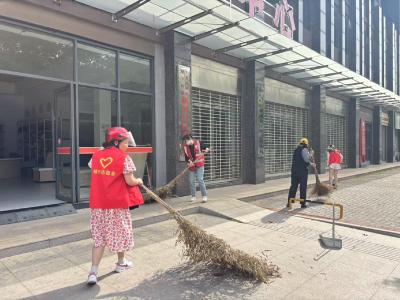 应城市城中街道新河社区开展“五一”环境清洁大扫除活动