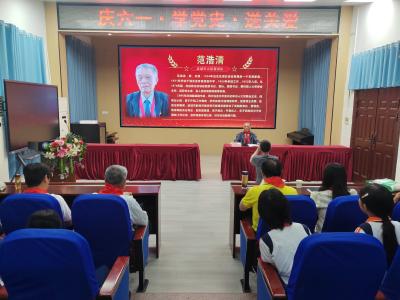 原应城市委老领导范浩清为学生们宣讲红色故事