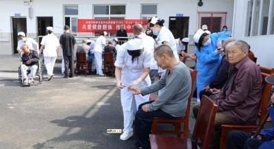 应城市精神卫生中心“白衣天使”走进福利院过护士节