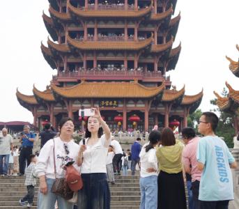 假期联动探访：鄂赣湘游客“三向奔赴”三大名楼 