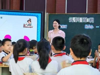 应城市实验小学教师廖昭彬在孝感市教学比武中荣获一等奖