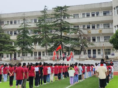 应城市杨岭镇中心学校百余名学生光荣加入中国少年先锋队
