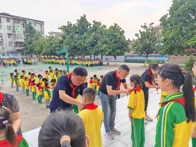 应城市长江埠中心小学举行少先队员入队仪式