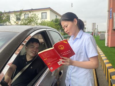 湖北交投京珠运营公司应城北管理所：收费站变“普法驿站”  
 民法典护航高速路