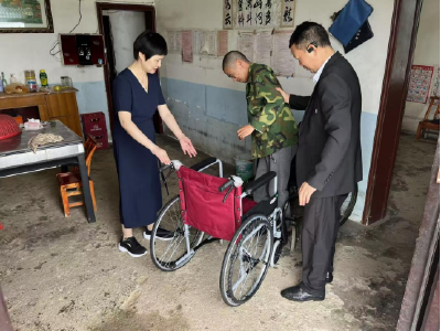应城市总工会：爱心轮椅送上门   助残帮扶暖民心
