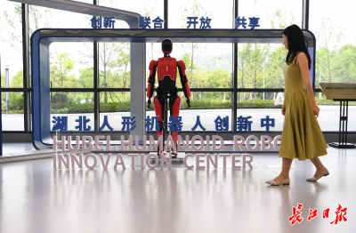 武汉有了人形机器人“学校” ，“人形机器人进家庭，这是第一步” 