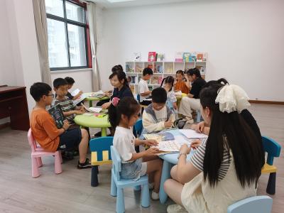 书香伴暑假   巧手绘童心   应城社区儿童实践温馨甜蜜