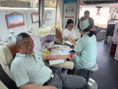 “2025，让我们用无偿献血点亮生命之光！”