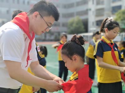 牢记党的教导  争做强国少年   应城市蒲阳小学举行少先队员入队仪式