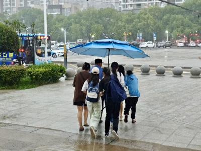应城站派出所暴雨中暖心接力护送旅客平安回家