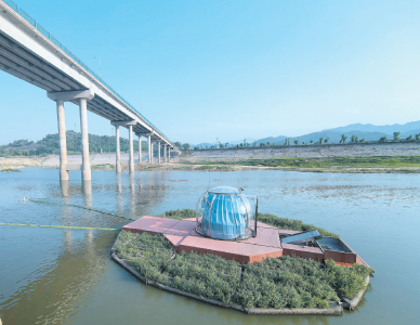 新质生产力观察/“水面扫地机器人”守护一泓清水——探访全国首款智慧生态净化岛 