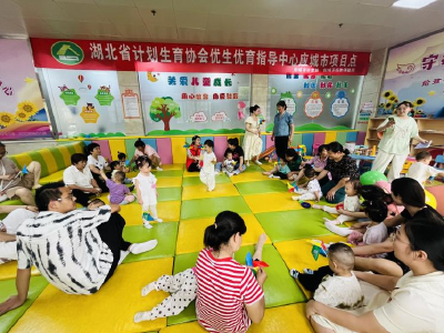 动感游戏练胆识 亲子活动助成长