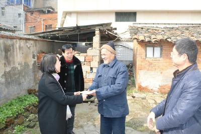 市房管局节前慰问住房困难群众
