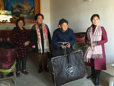 爱心人士到烟店助力精准扶贫