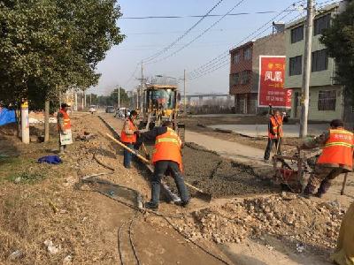 市农路局养护工人元旦期间修路忙