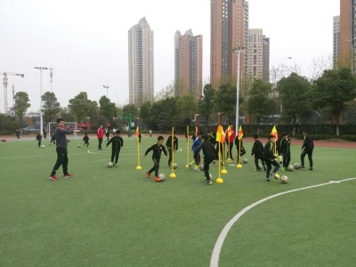 我市组织专班赴武汉、黄冈进行足球教研