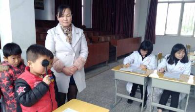 木梓乡中心小开展学前班孩子视力检查