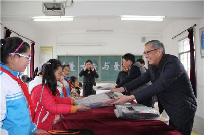 孝感市关工委倾心关爱我市山乡“贫困女童”