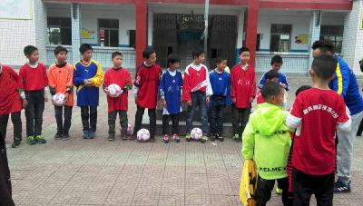 花园小学孩子们的足球梦就要圆了